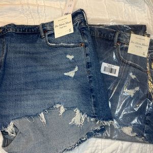 2 pairs of Abercrombie mom short high rise Size 37 Too big on me and bought 2 🙄